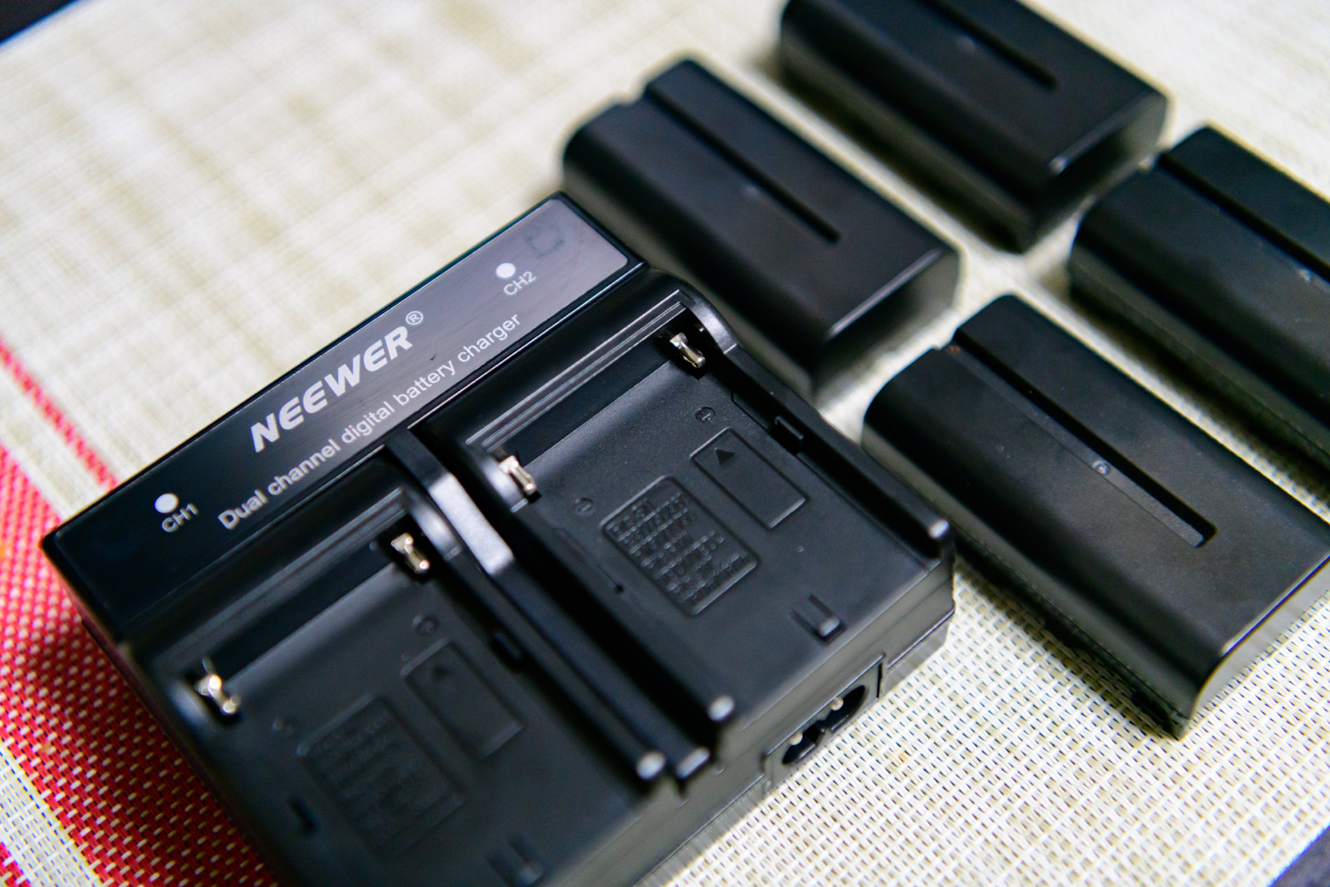 Neewer カメラバッテリ　充電器セット