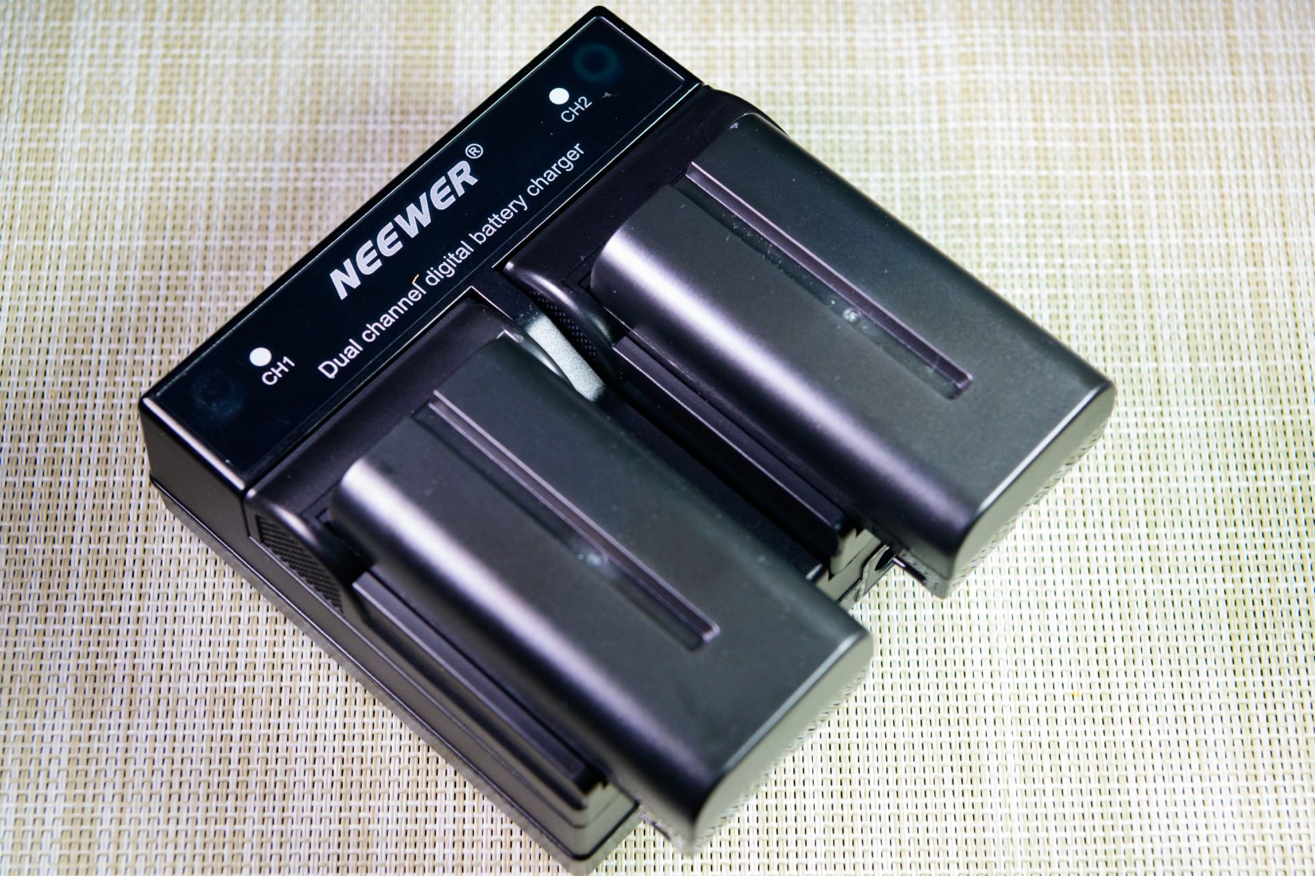 Neewer カメラバッテリ　充電器セット